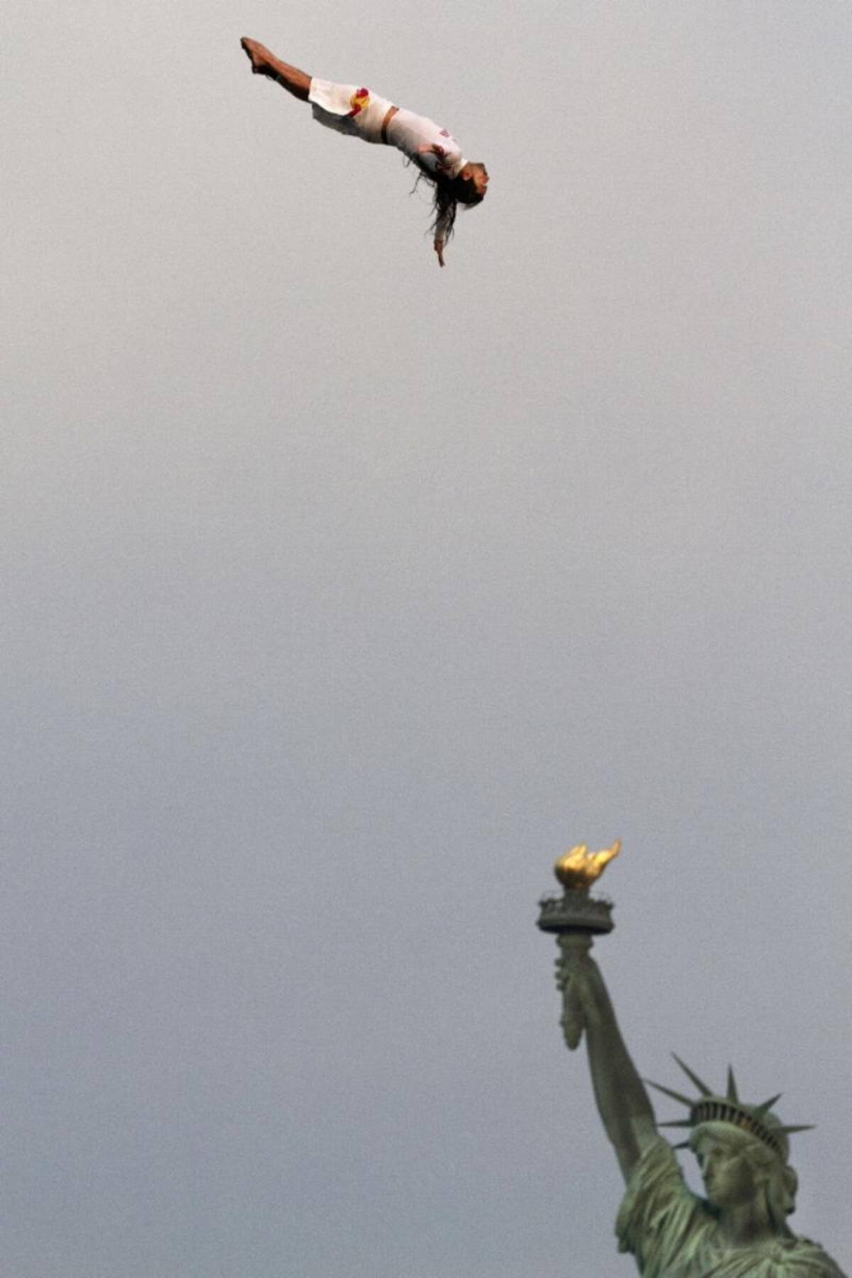 El clavadista colombiano saltó 23 metros desde un helicóptero como un adelanto de la quinta parada del Red Bull Cliff Diving World Series que se llevará a acabo en Boston (Estados Unidos).