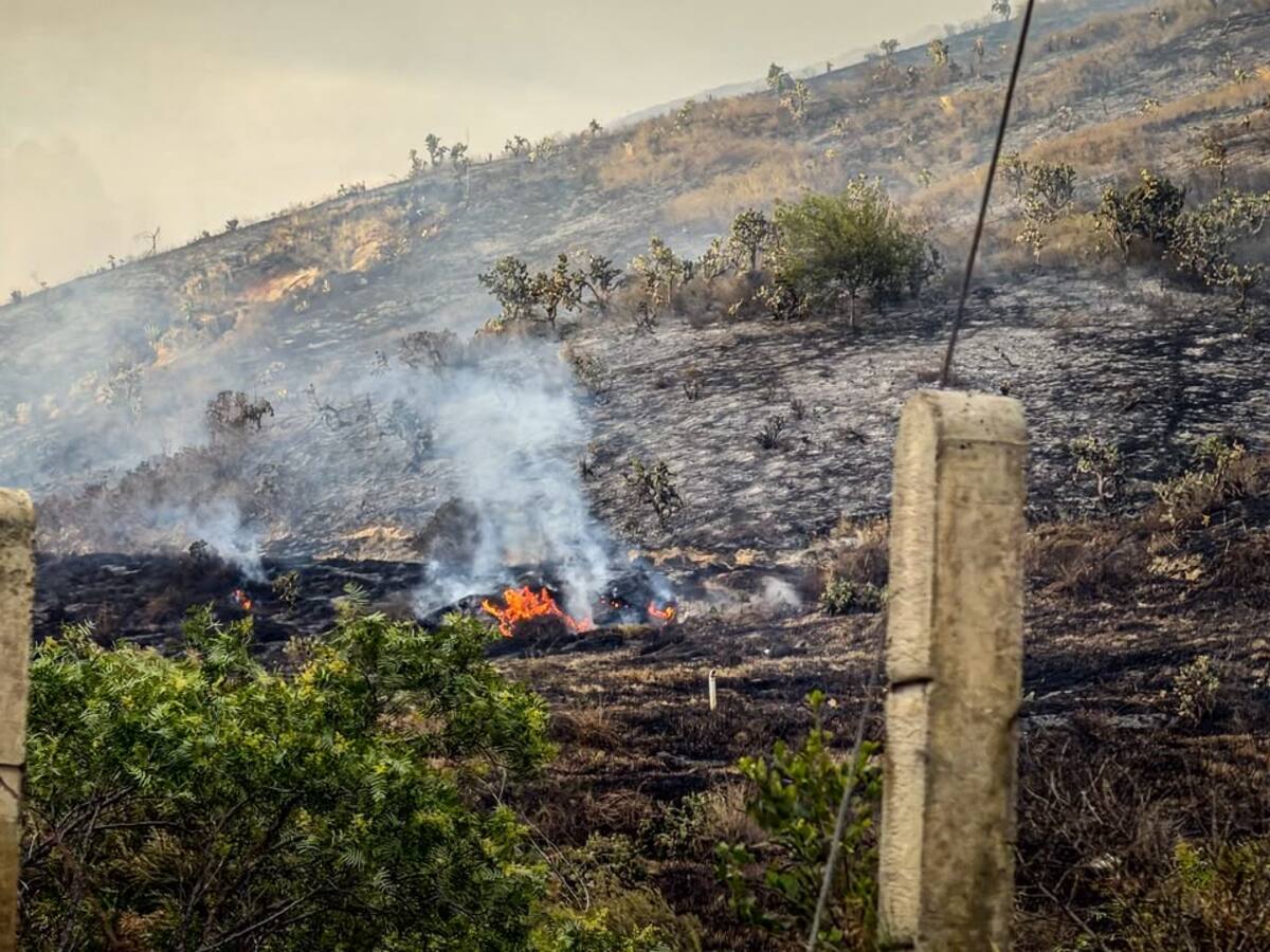 Refuerzan atención a grave incendio en Cundinamarca que amenaza Indumil