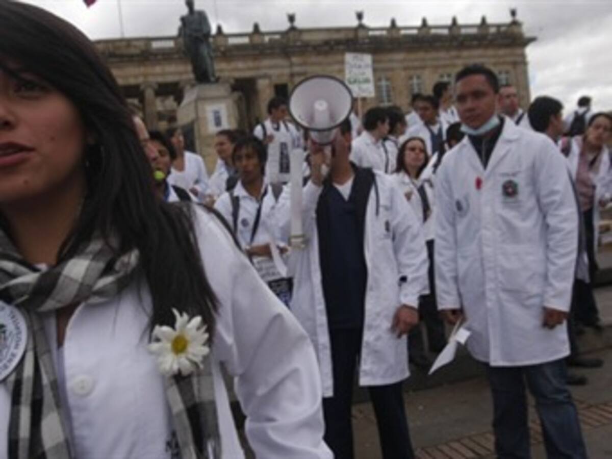Habría salario mínimo de 5 millones de pesos para médicos