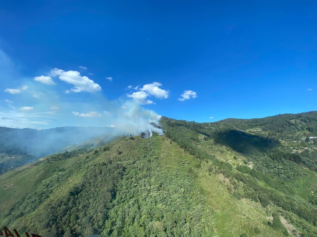 Fue controlado fuerte incendio en el corregimiento de Santa Elena, Medellín