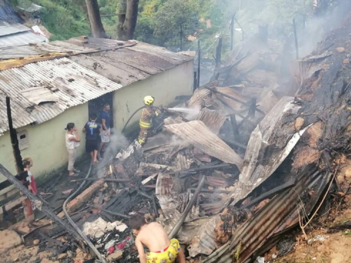 Incendio consumió tres ranchos en Bucaramanga