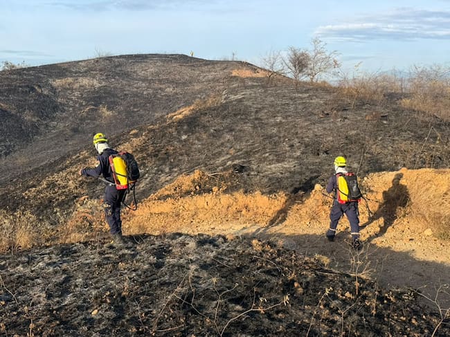 Bomberos trabajan desde el mediodía de ayer para controlar las llamas. Foto Bomberos Neiva.