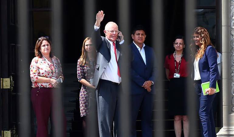 Pedro Pablo Kuczynski abandonando el Palacio de Gobierno.
