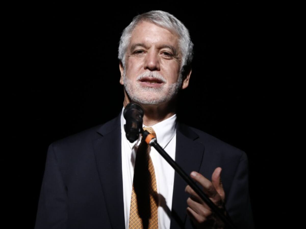 El alcalde Enrique Peñalosa prepara, como Thor, su martillo