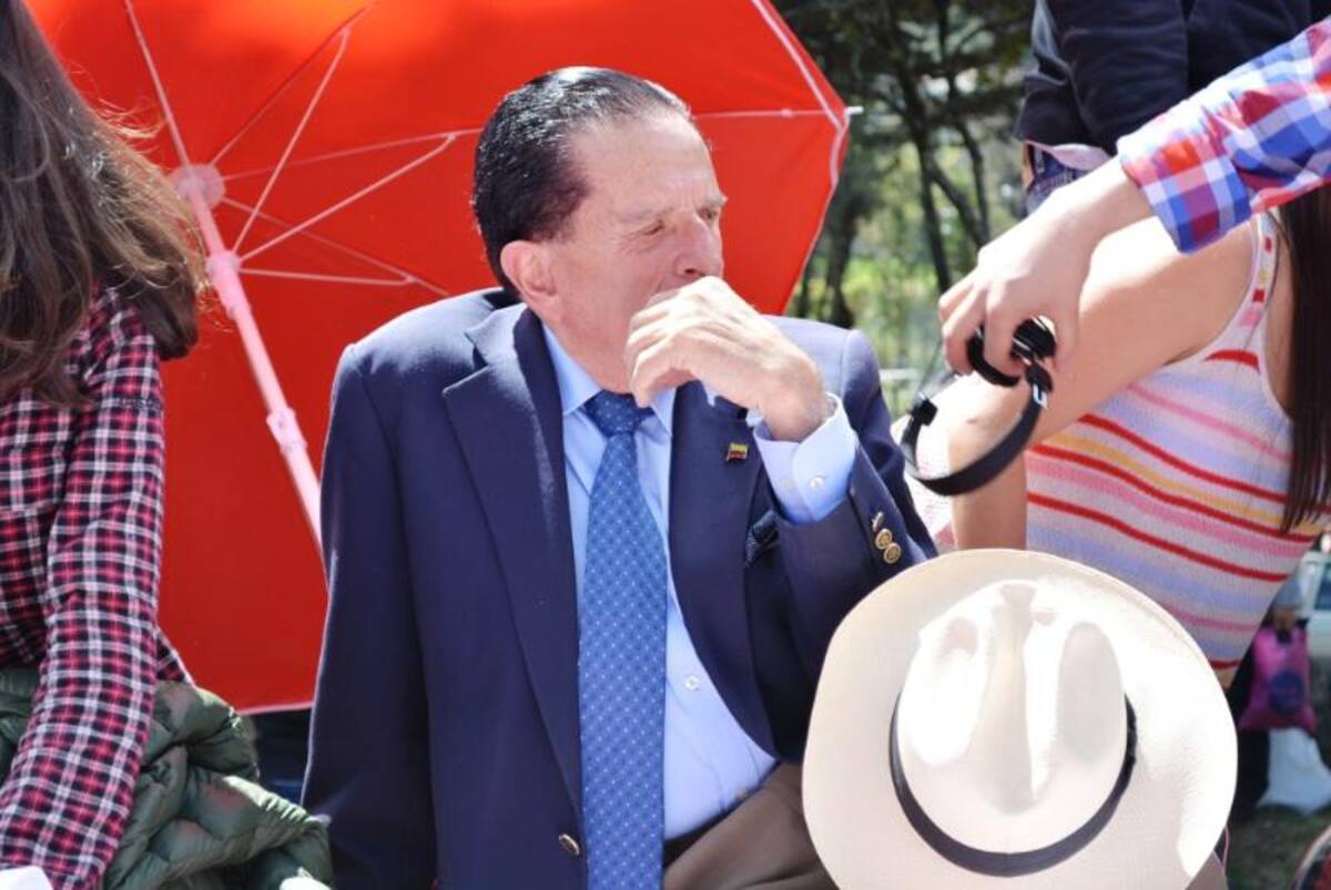 Hugo Patiño invitado del programa comiéndose una arepa boyacense