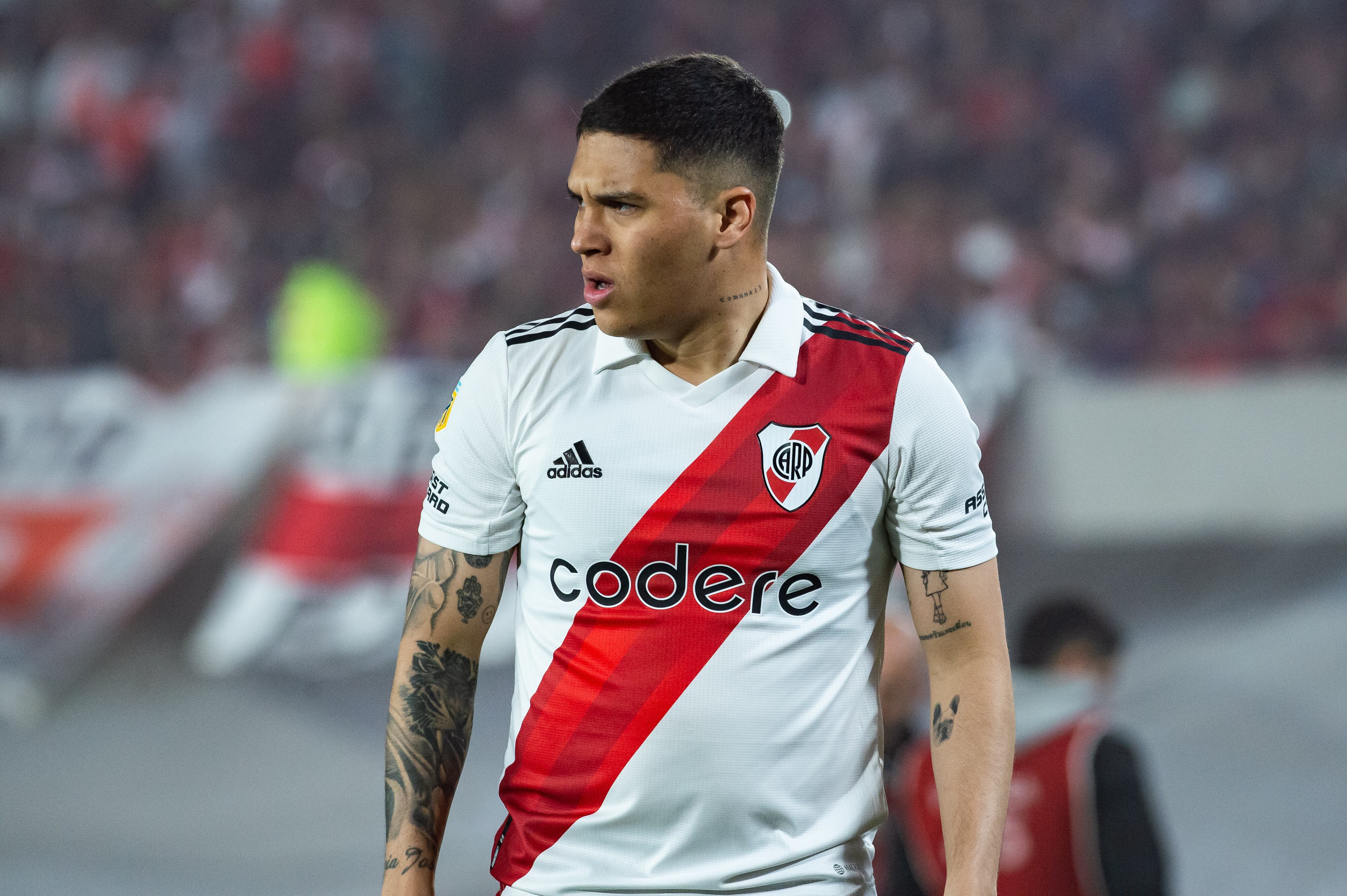 Juan Fernando Quintero anotó un gol olímpico en la eliminación de River Plate.