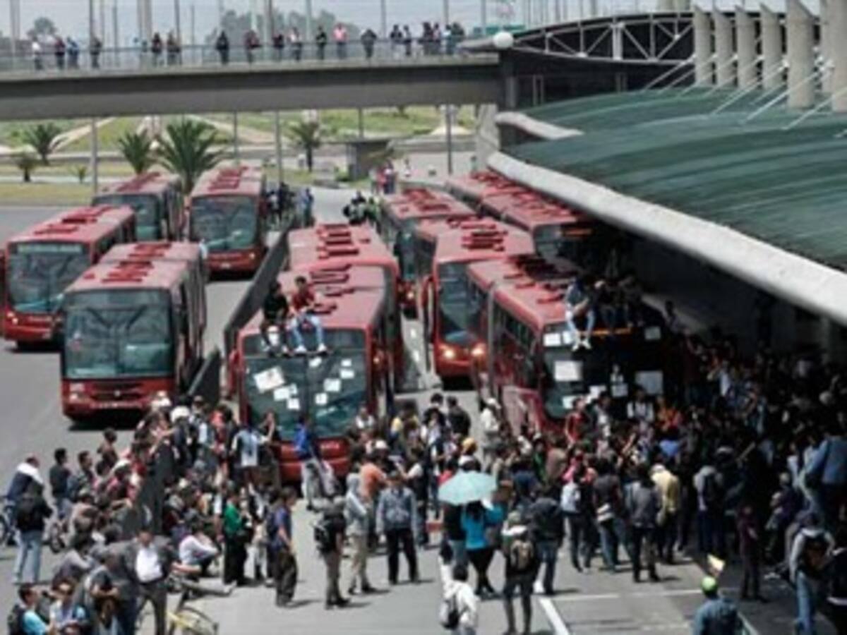 Autoridades controlan manifestaciones en portal de Transmilenio de la Calle 80