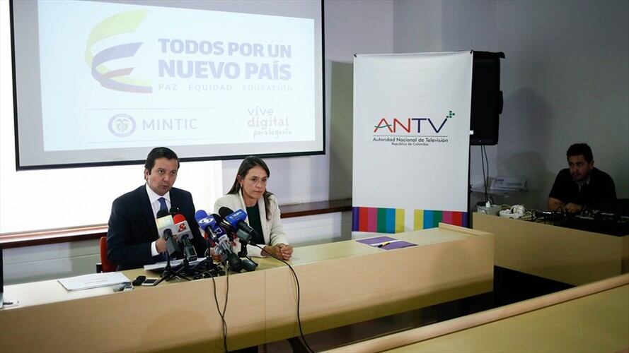 El ministro de las Tecnologías, David Luna, y la directora de la Autoridad Nacional de Televisión (ANTV), Ángela Mora. Foto: Colprensa