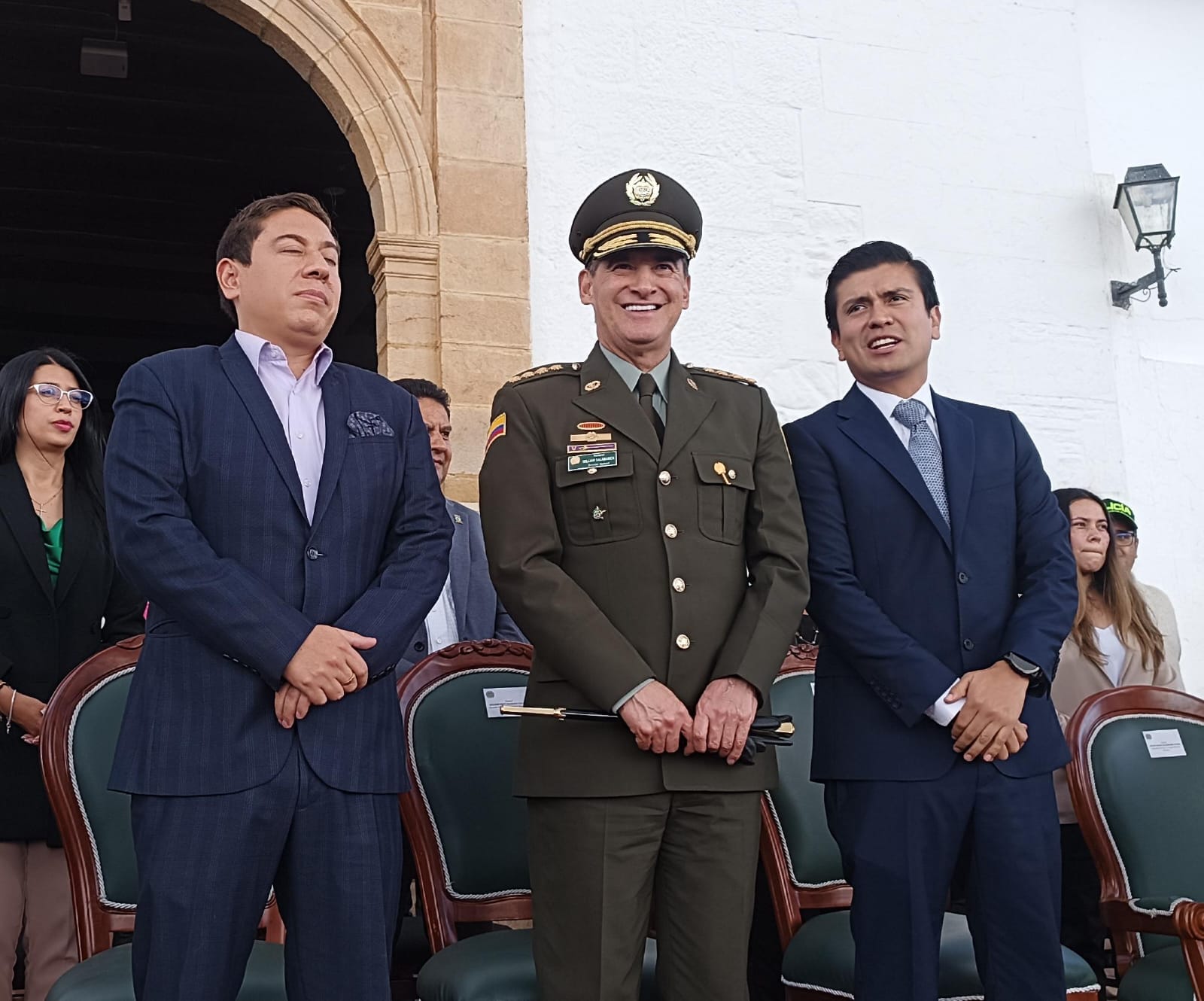El general William René Salamanca, director general de la Policía Nacional, no cabía de la emoción en Villa de Leyva por las condecoraciones otorgadas por el gobernador de Boyacá, Carlos Amaya, y el alcalde del municipio, Víctor Gamboa / Foto: Caracol Radio.