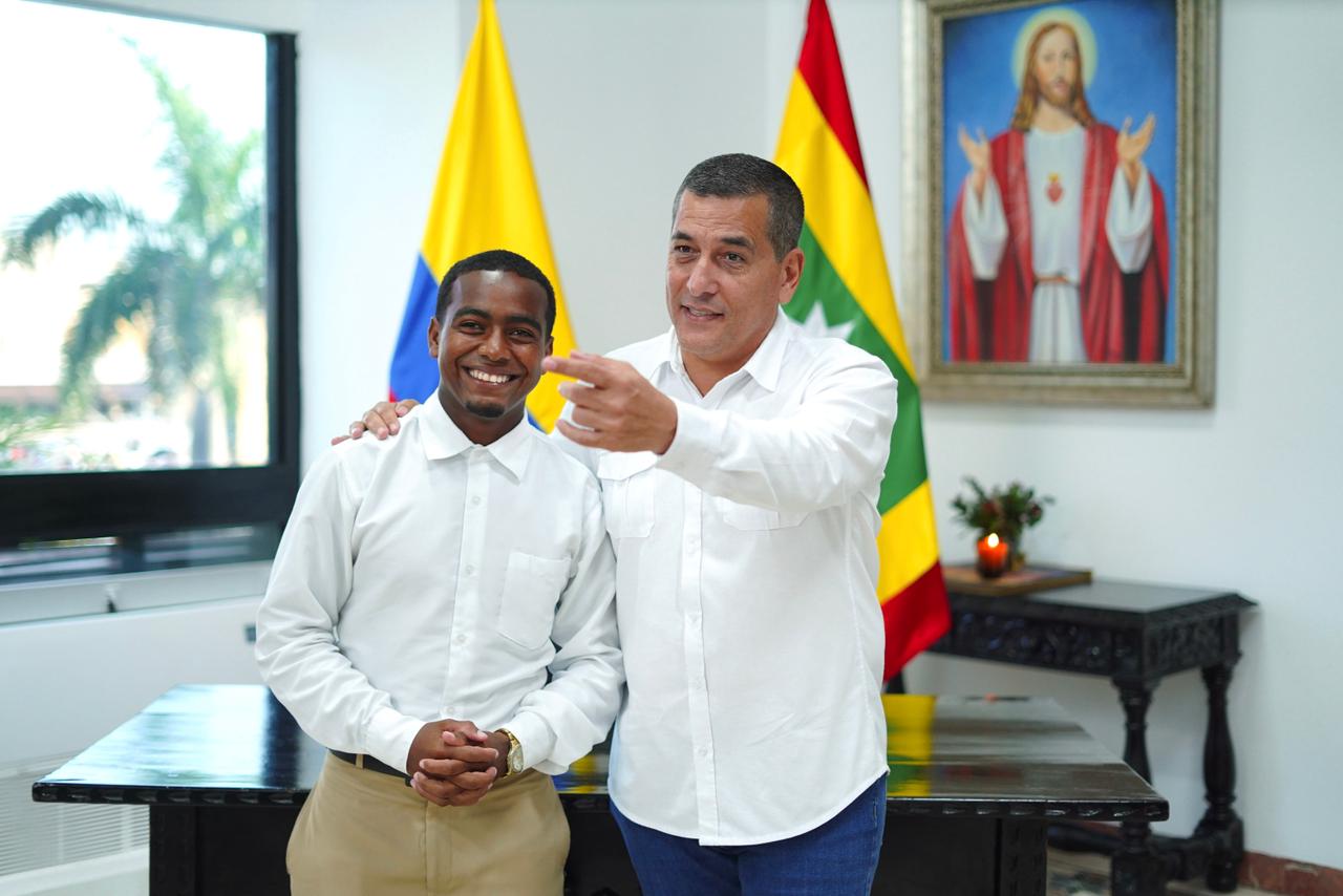 Alcalde Dumek Turbay impulsará el negocio de Wilmer Medina, vendedor de fresas de Bocagrande