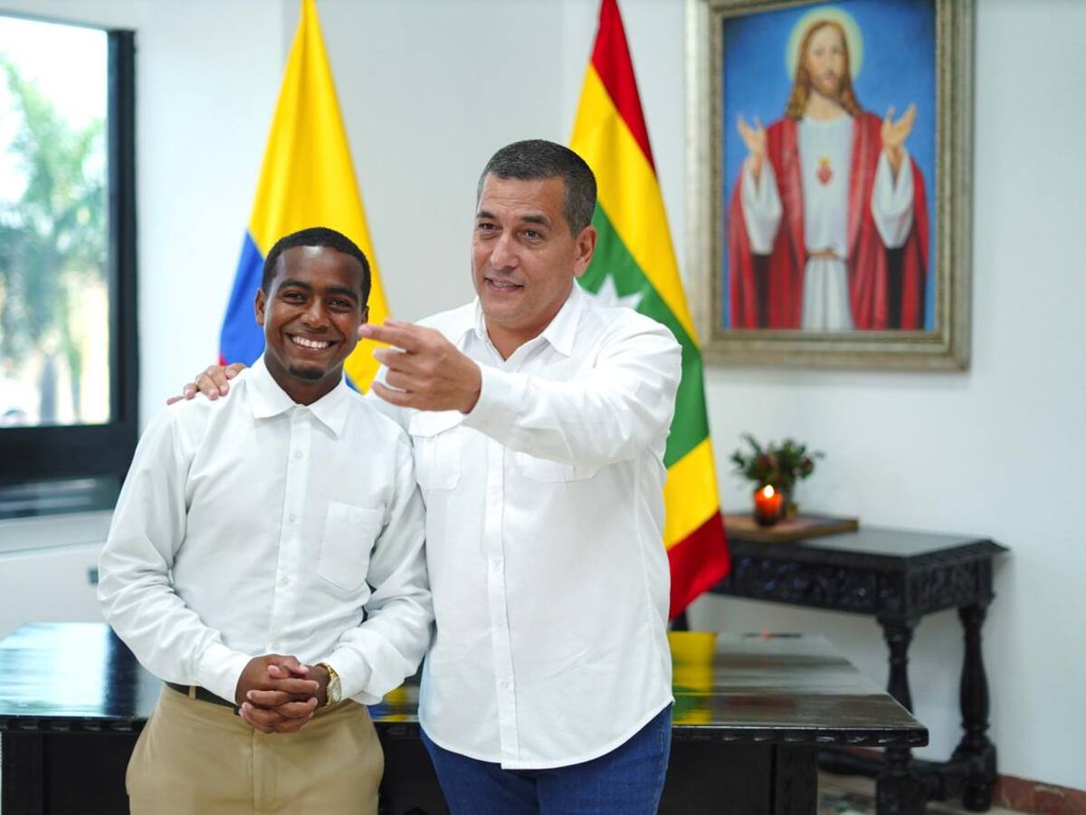 Alcalde Dumek Turbay impulsará el negocio de Wilmer Medina, vendedor de fresas de Bocagrande