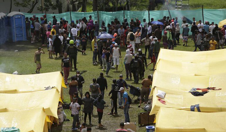 Venezolanos en campamento.