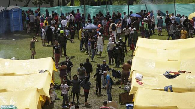 Venezolanos en campamento.