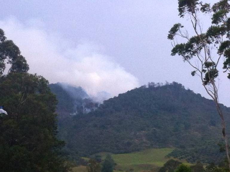 Este es el cerro Tres Pinos que se incinera en La Ceja.