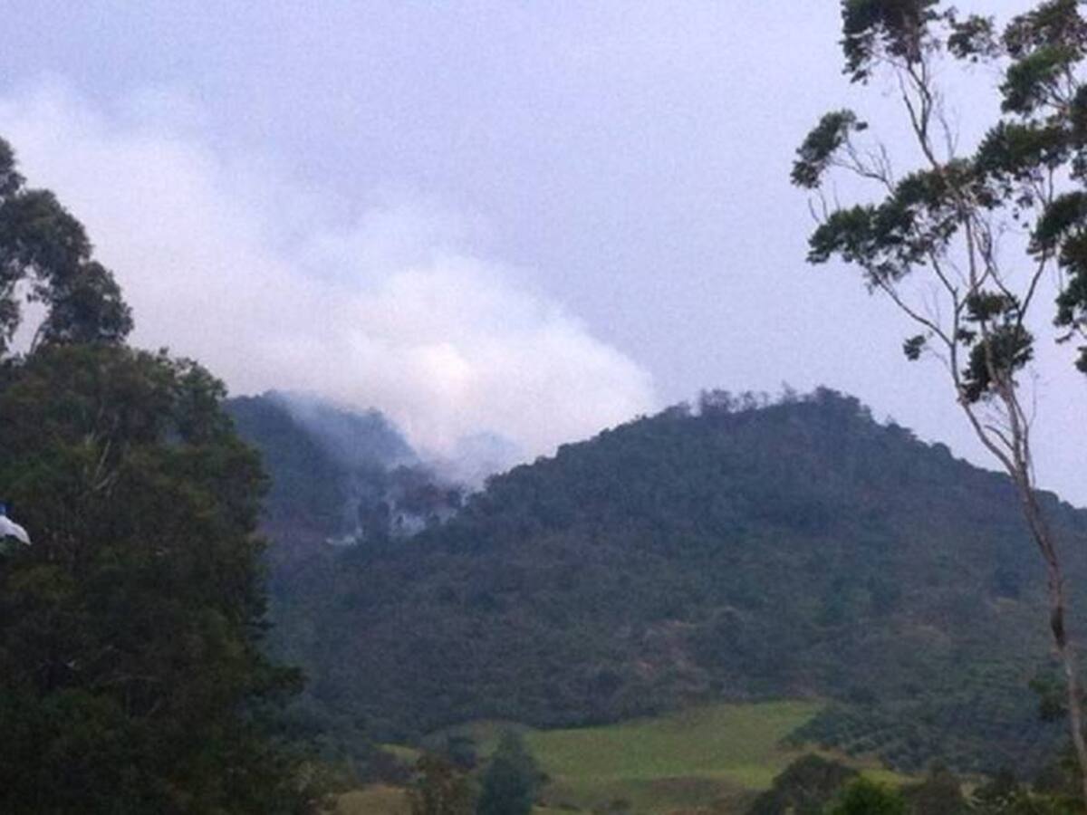 Bomberos tratan de apagar gigantesco incendio en La Ceja, Antioquia