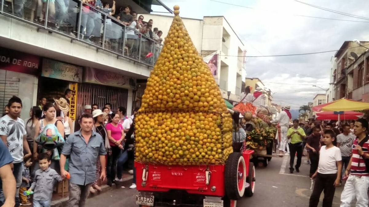 Frutas y trasteos sirvieron para demostrar las capacidades de los carros exhibidos en las fiestas del café.