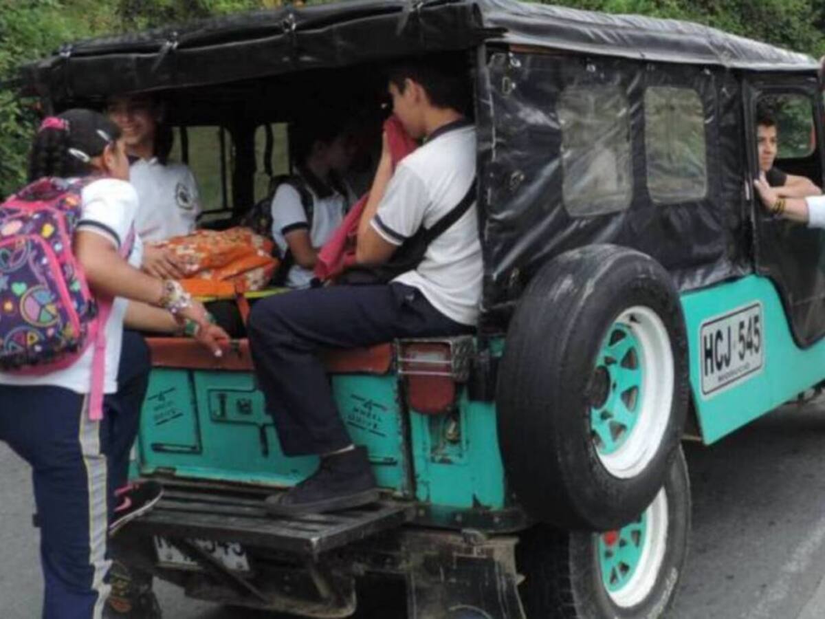 Estudiantes en Combia se movilizan en jeeps por falta de transporte escolar