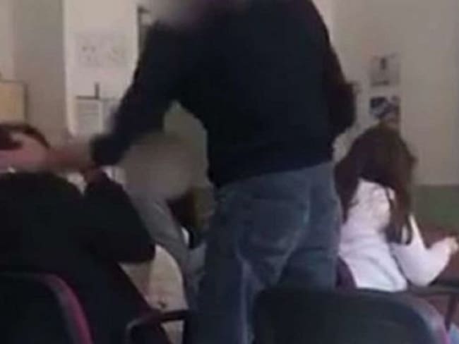 Profesor le pegó a su alumno por no usar el tapabocas (VIDEO)