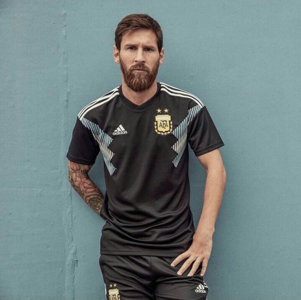 Fiel a su concepto retro, Adidas volvió al negro en la camiseta visitante de la Selección Argentina