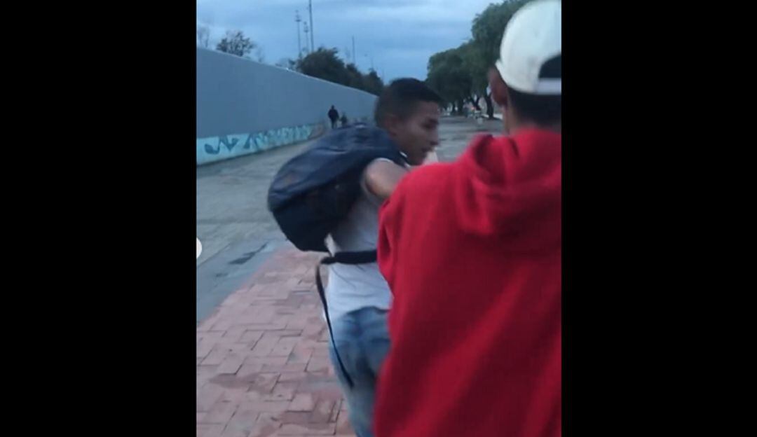 VIDEO: Joven denuncia a sujeto que la acoso sexualmente en Bogotá 
