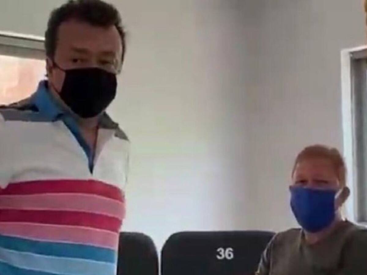 El polémico vídeo del senador Eduardo Pulgar en una pelea de gallos