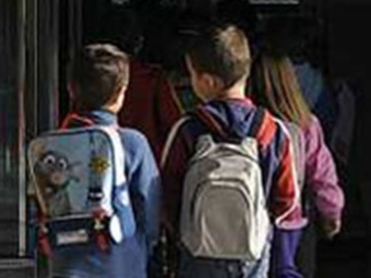Niños de colegio en Putumayo toman clase en salones parroquiales y un billar