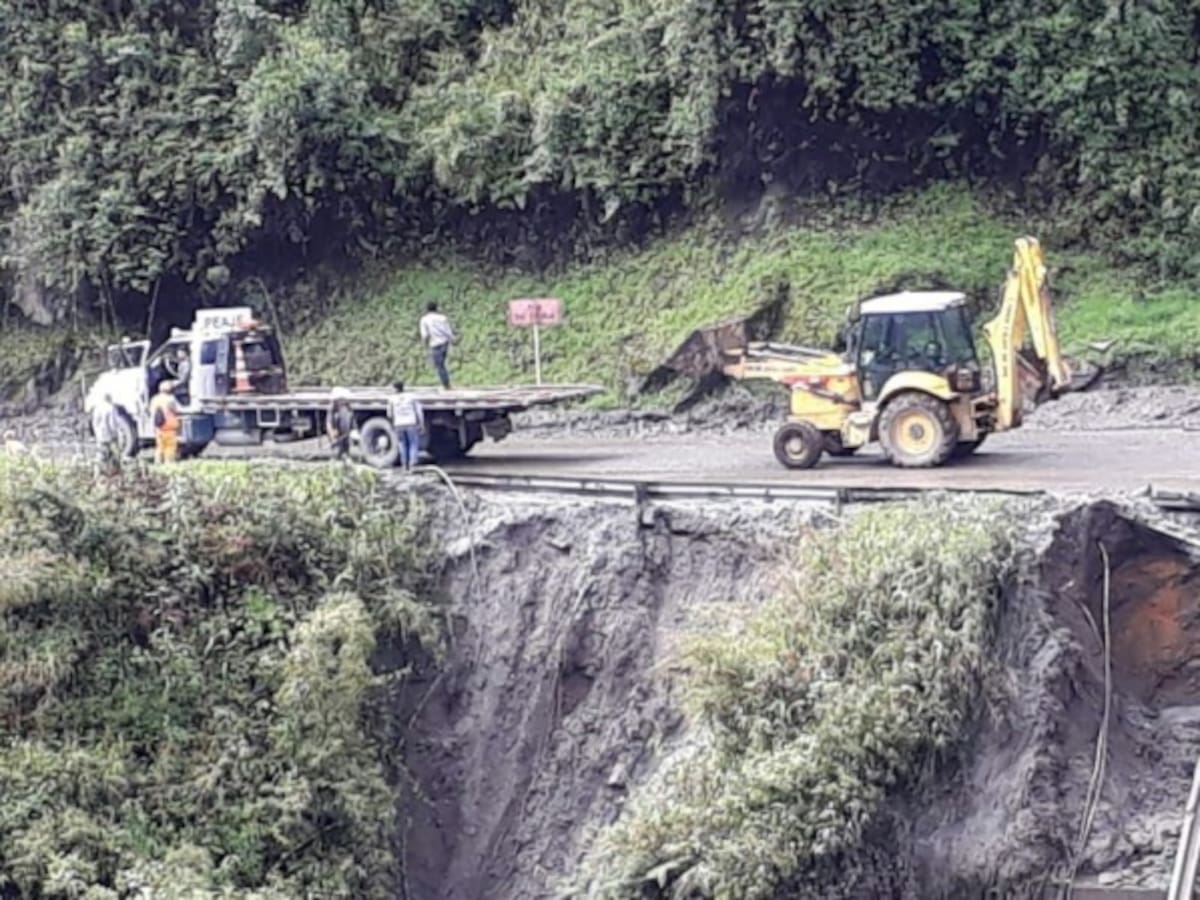 Lentamente se normaliza paso vehicular en la vía hacia el Alto de la Línea