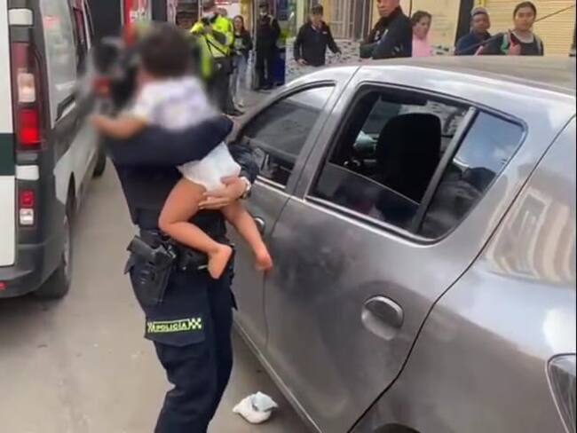 niño de 2 años rescatado de un carro luego de 7 horas en abandono, barrio La Favorita.