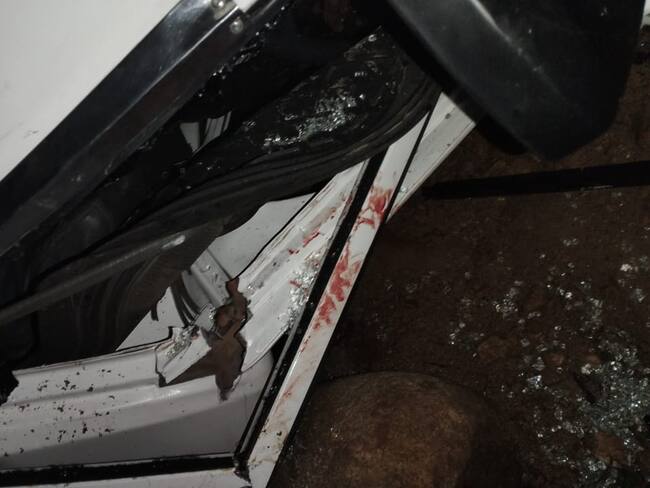 El vehículo marca Trooper cayó a un abismo de más de 20 metros de altura. Foto Bomberos Neiva.