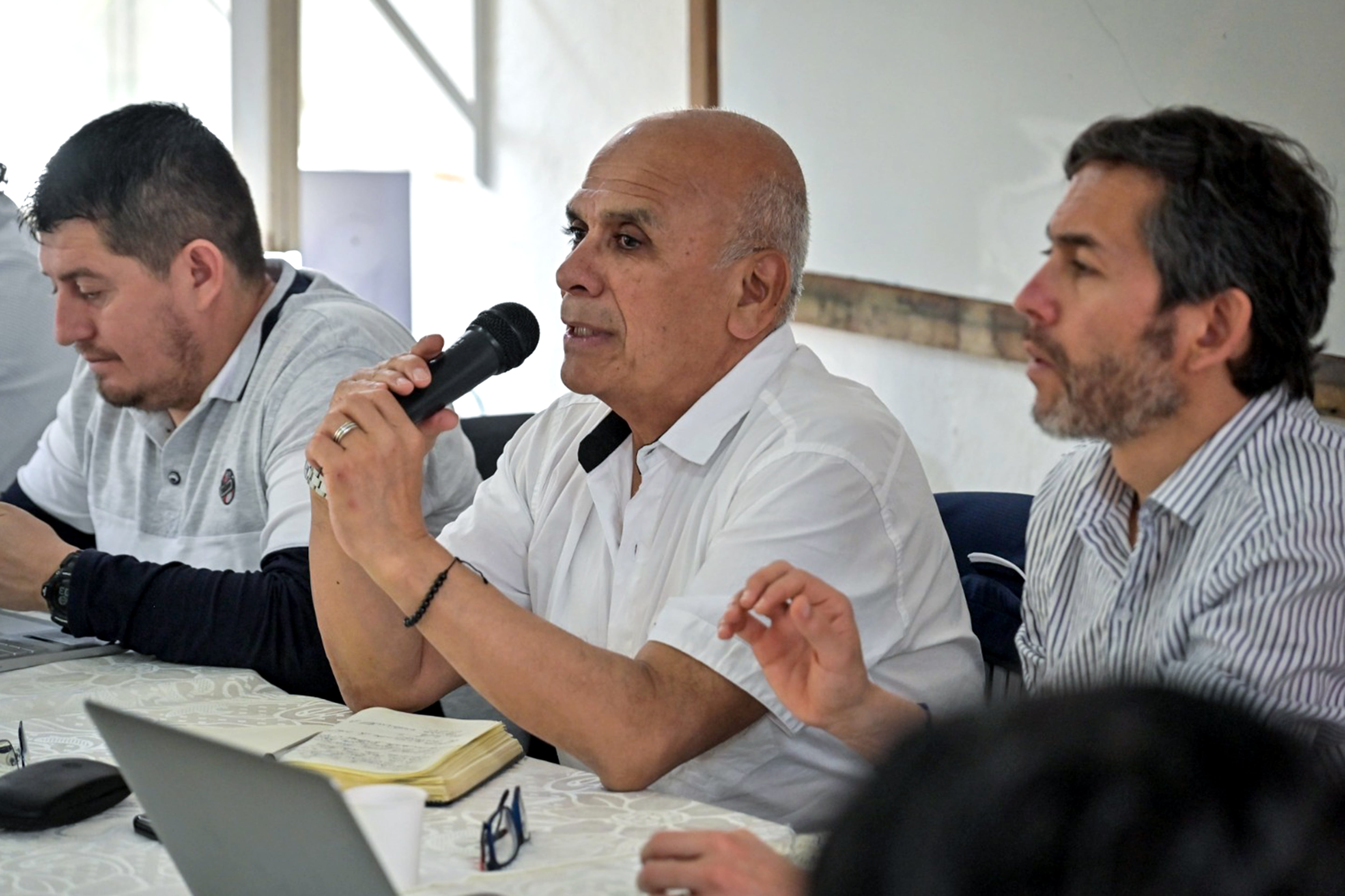 AME1308. SAMANIEGO (COLOMBIA), 20/09/2024.- Fotografía cedida por la Consejería de Paz de Colombia del coordinador del Gobierno en los diálogos con los Comuneros del Sur, Carlos Erazo (c) hablando durante una jornada de trabajo este viernes, en Samaniego (Colombia). El Gobierno colombiano y los Comuneros del Sur, un grupo supuestamente escindido de la guerrilla del Ejército de Liberación Nacional (ELN) que opera en el departamento sureño de Nariño, buscan pactar un cese al fuego bilateral y para ello anunciaron este viernes que dispondrán de una "mesa técnica" que les permita llegar a ese acuerdo. EFE/ Consejería de Paz /SOLO USO EDITORIAL/SOLO DISPONIBLE PARA ILUSTRAR LA NOTICIA QUE ACOMPAÑA (CRÉDITO OBLIGATORIO)