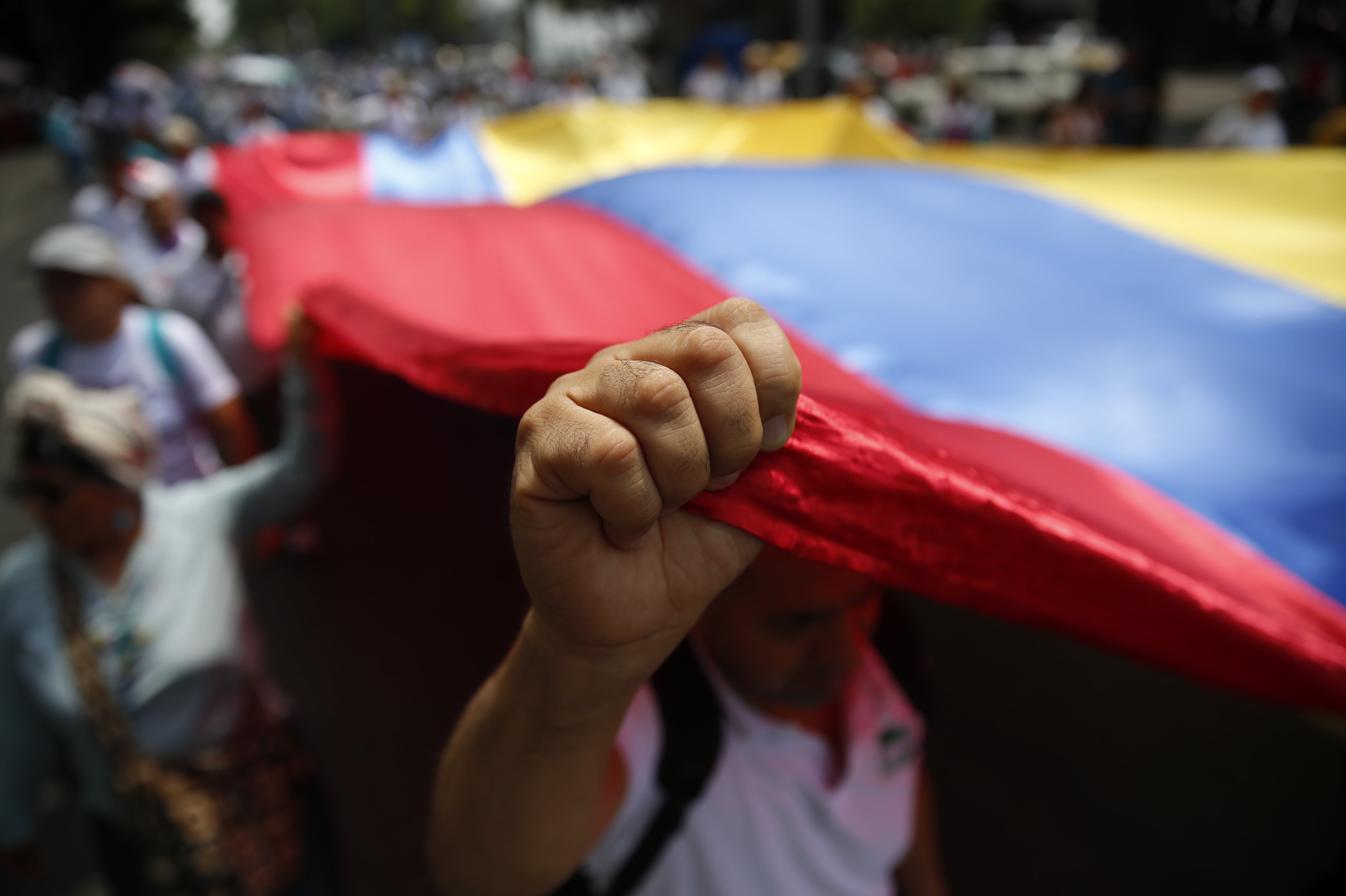 AME2953. CALI (COLOMBIA), 27/09/2023.- Personas participan hoy durante una manifestación "Por la paz, por la vida, por la justicia social", en Cali (Colombia). Manifestantes salen este miércoles a las calles en una manifestación "por la vida" convocada por el presidente Gustavo Petro, que ha llamado a sindicatos, obreros, indígenas y campesinos a que defiendan las reformas impulsadas por su Gobierno, un mes antes de las elecciones de alcaldes y gobernadores. EFE/Ernesto Guzmán