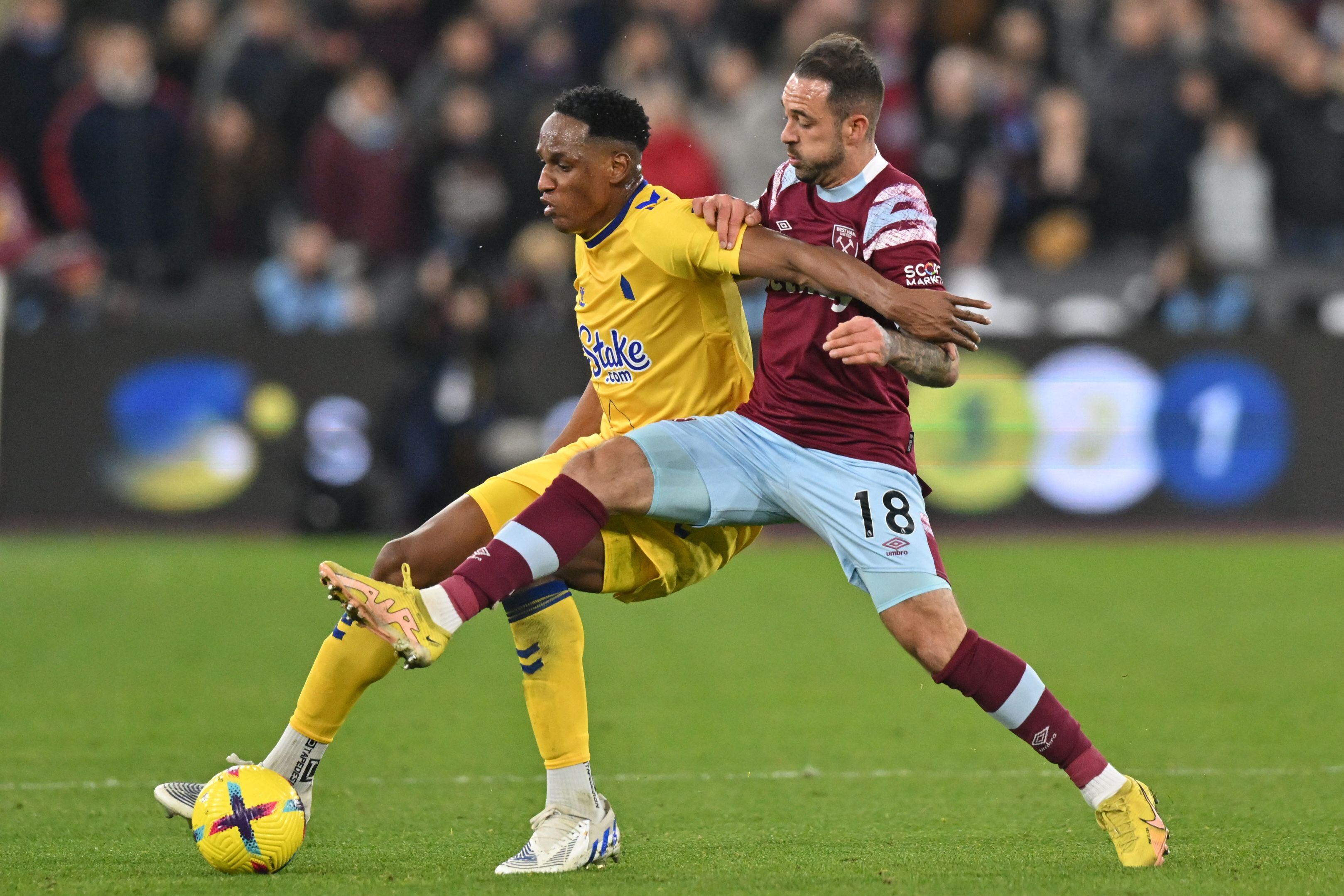 Yerry Mina volvió a ser titular con el Everton. (Photo by GLYN KIRK/AFP via Getty Images)
