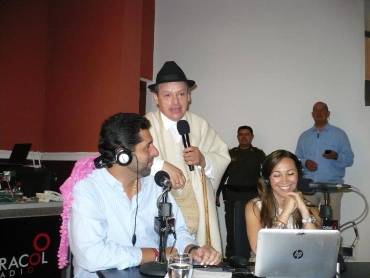 Darío Arizmendi y su equipo desde la heroica, mostrando lo mejor de la ciudad y sus gentes. Foto: Caracol Radio.