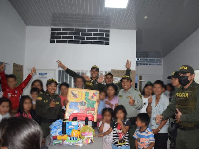 El departamento de Policía Huila a través de sus especialidades ha venido realizando diferentes actividades de tipo pedagógico, educativo, sociales y otros, para los niños y adultos que se encuentran en los albergues de La Plata.