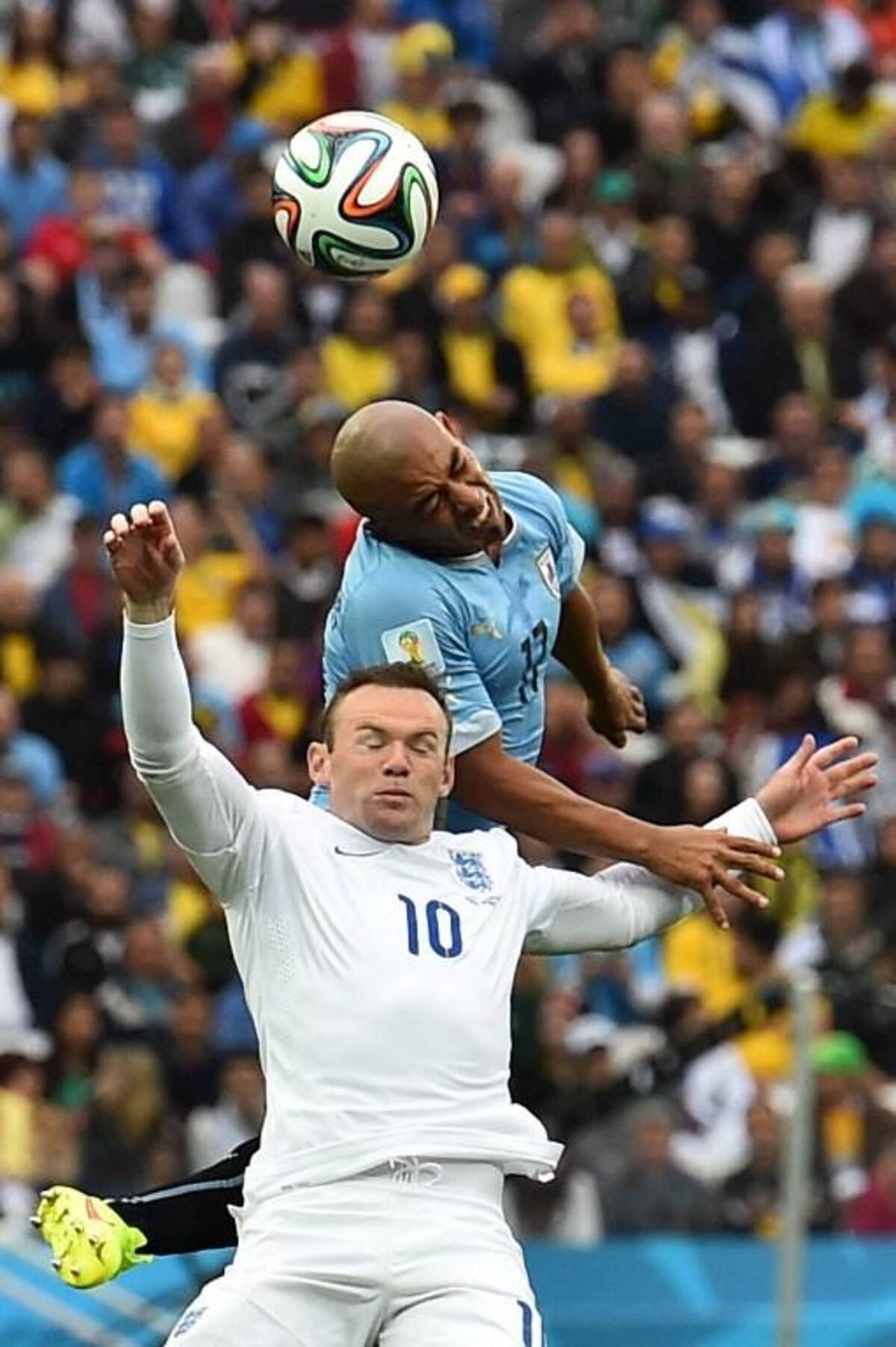Los goles uruguayos los marcó Luis Suárez (2) mientras que Wayne Rooney anotó para los de Hodgson.