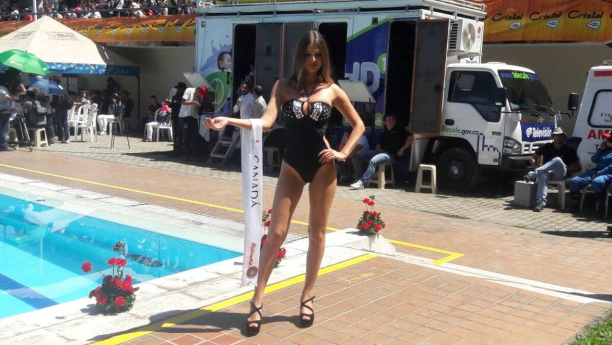 Desfile en traje de baño con las candidatas al Reinado Internacional del Café