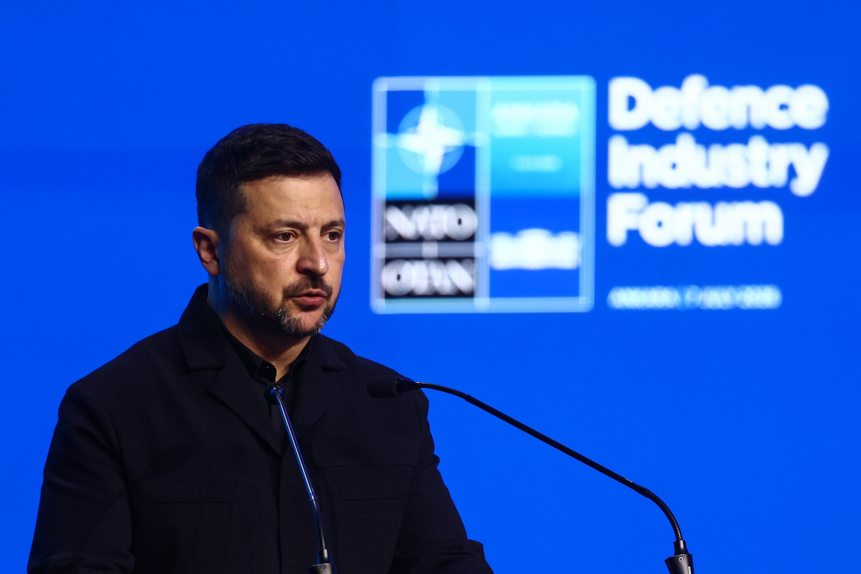 Volodymyr Zelensky, presidente de Ucrania, durante la rueda de prensa del Foro de Industrias de la Defensa de la OTAN (Cortesía: Jakub Porzycki/NurPhoto via Getty Images)