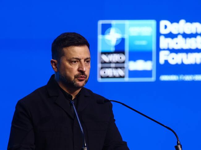 Volodymyr Zelensky, presidente de Ucrania, durante la rueda de prensa del Foro de Industrias de la Defensa de la OTAN (Cortesía: Jakub Porzycki/NurPhoto via Getty Images)