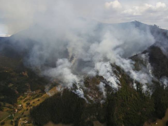Bomberos trabajan para controlar tres incendios forestales en Bogotá