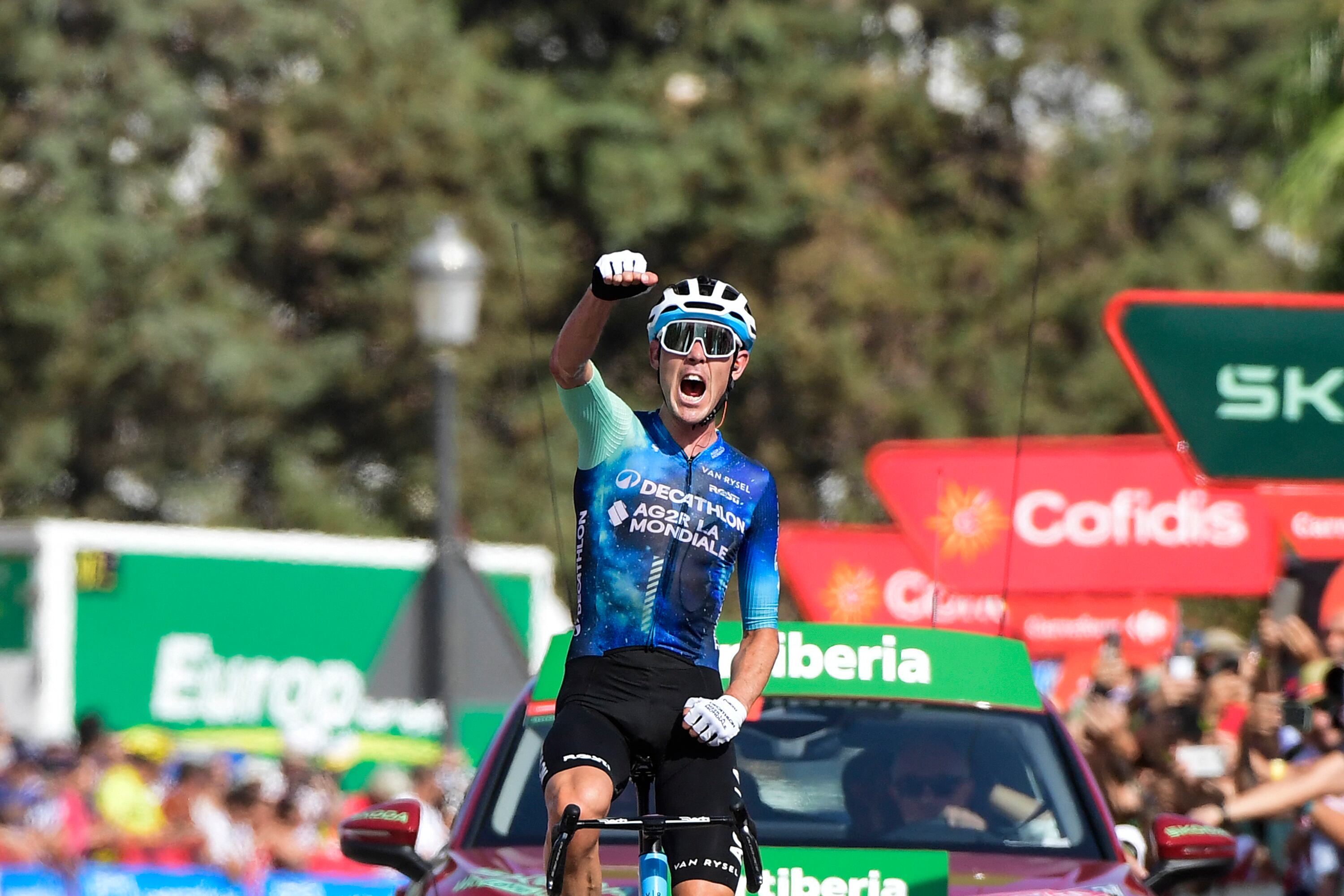 Ben O'Connor celebra la victoria en la sexta etapa de la Vuelta a España. (Photo by CRISTINA QUICLER/AFP via Getty Images)