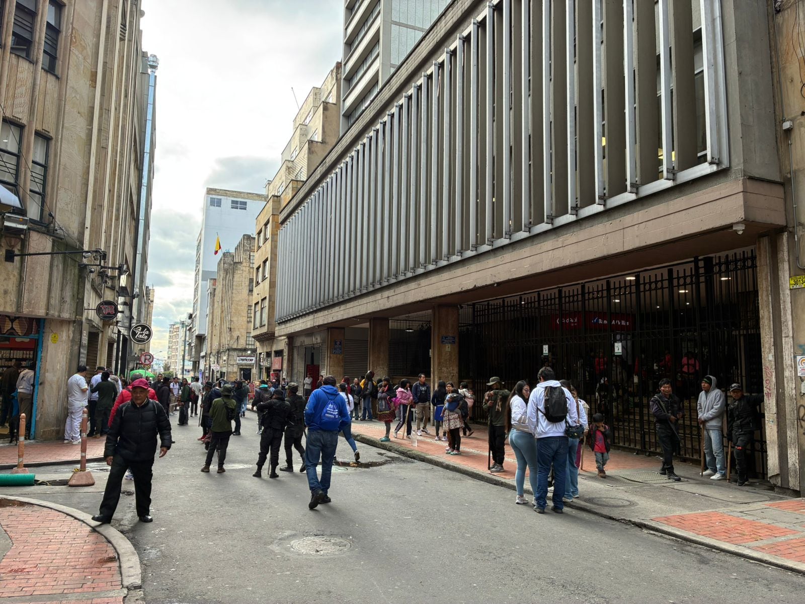 Funcionarios del MinInterior están retenidos dentro de la entidad por la comunidad Misak en Bogotá