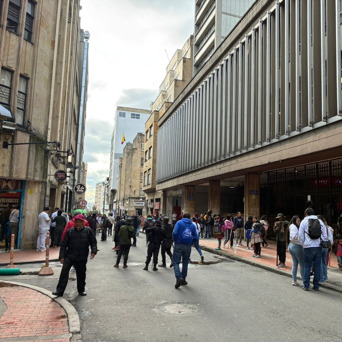 Funcionarios del MinInterior están retenidos: protestas de indígenas en centro de Bogotá