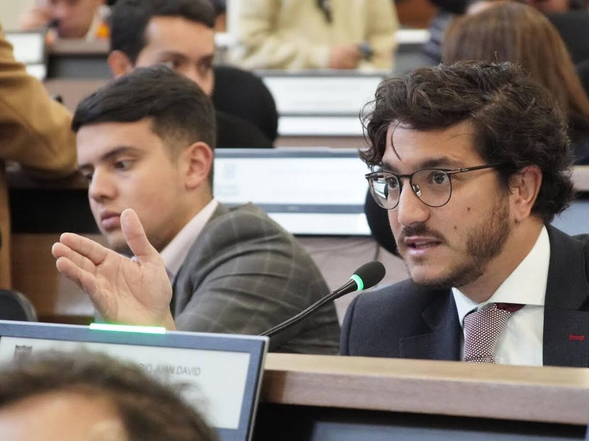 Vicepresidente del Concejo de Bogotá denuncia intimidaciones por críticas a motos eléctricas
