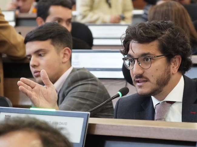 Vicepresidente del Concejo de Bogotá denuncia intimidaciones por críticas a motos eléctricas