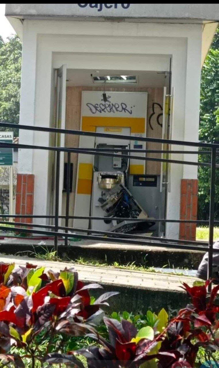 Encapuchados destruyeron con explosivos un cajero en la Universidad Nacional. Foto: Cortesía.
