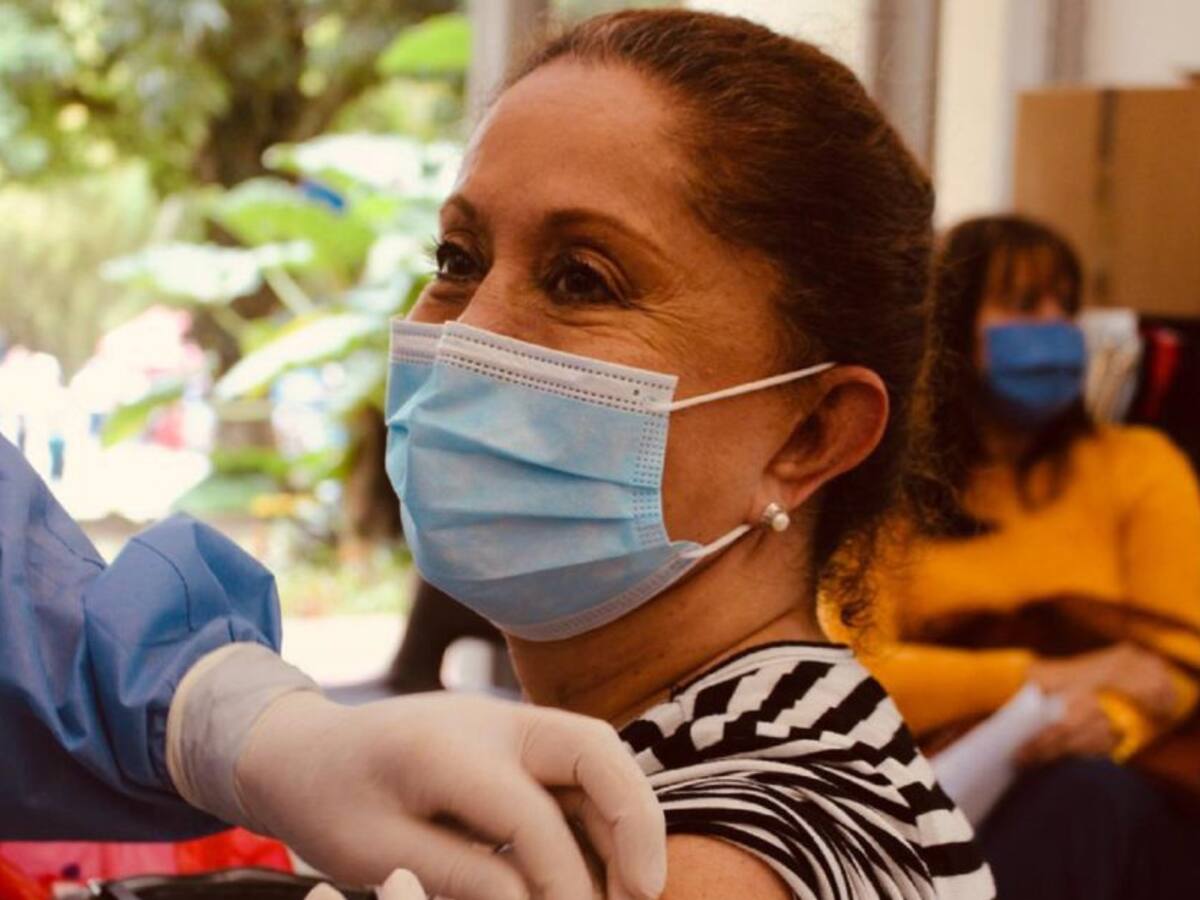 Implementan ‘pico y cédula’ en punto de vacunación de Ibagué