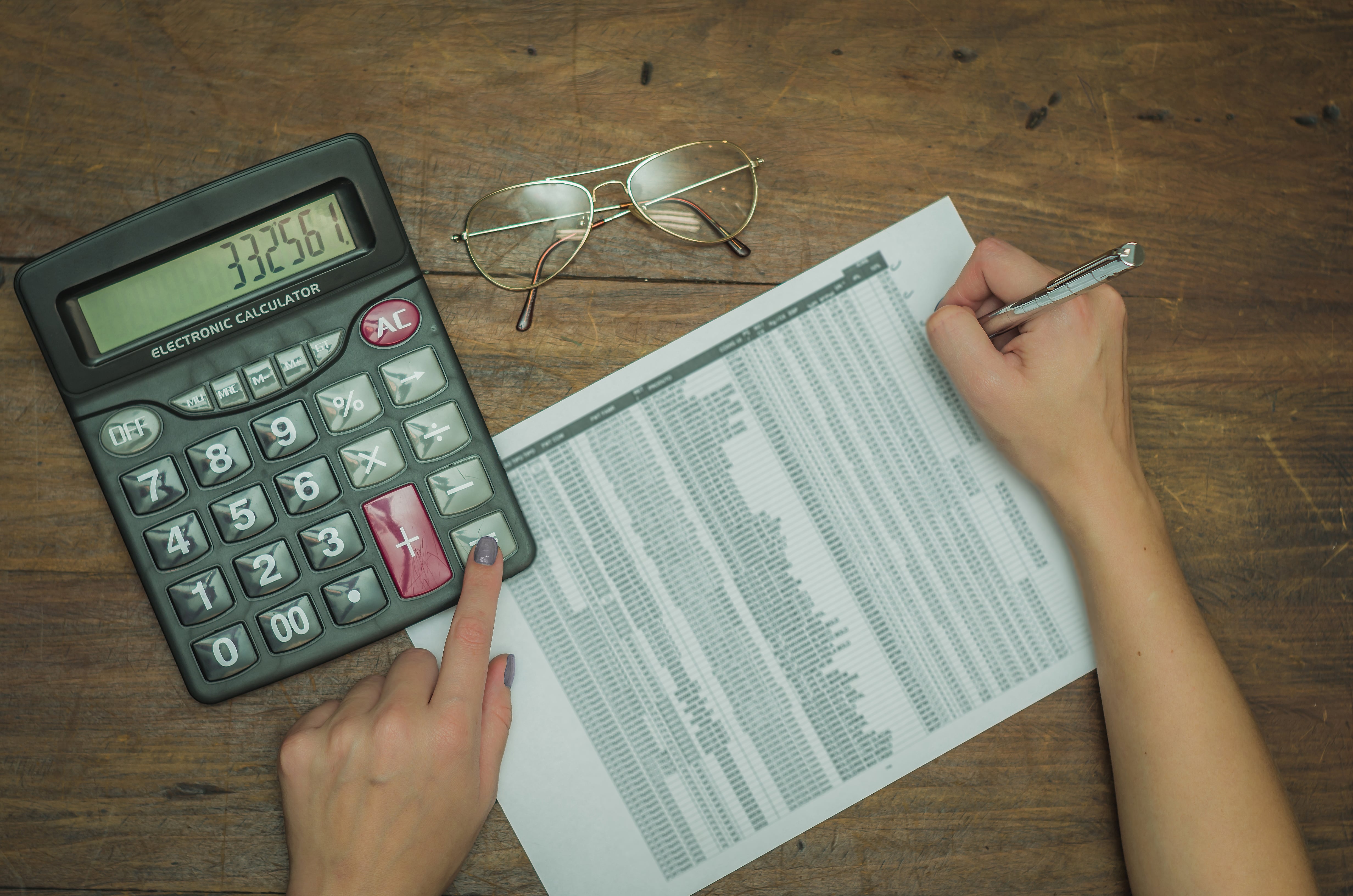 Persona haciendo cálculos sobre rendimientos de sus ganancias  (Getty Images)