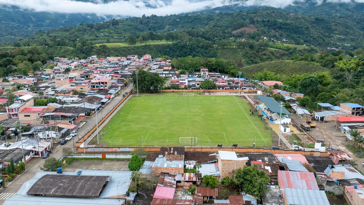 Autoridades departamentales y municipales durante la entrega de la primera fase de la Villa Deportiva de San Agustín, un escenario que fortalece la práctica deportiva y la integración comunitaria.