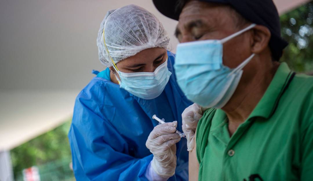 Vacunación contra el coronavirus en Perú.    Foto: Getty 