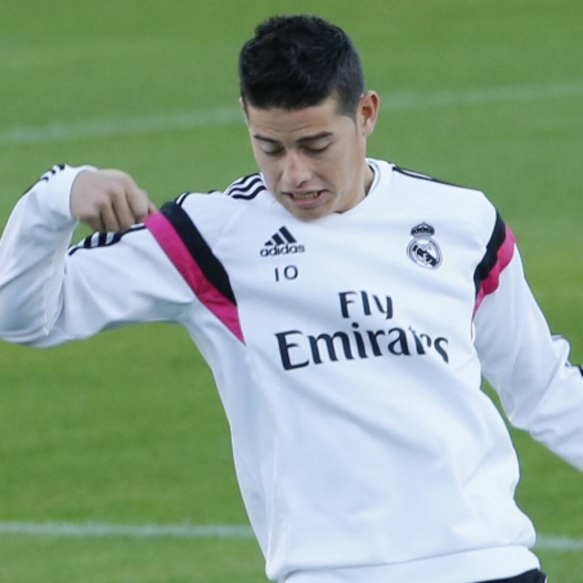 James avanza en su recuperación: corrió y tocó balón sobre el césped